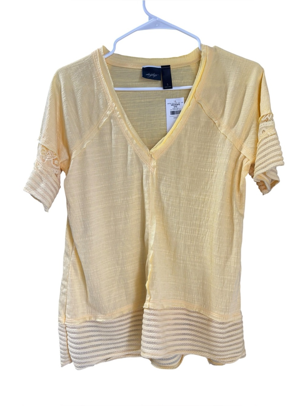 NWT Daytrip Women’s Light Yellow V-Neck Women's Top with Textured Hem Size Small